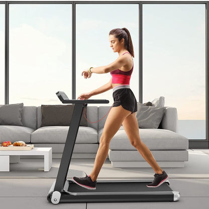 Femme marchant sur un tapis de course électrique pliable Alvore dans un salon moderne et lumineux.