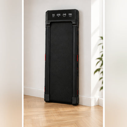 Tapis de marche ALVORE rangé debout contre un mur, encombrement minimal au sol