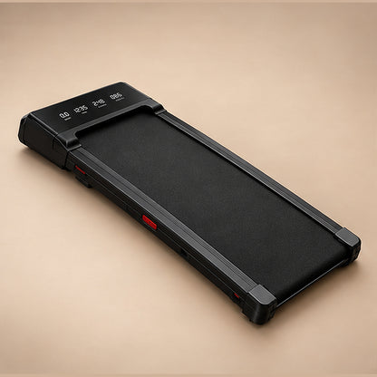 Tapis de marche inclinable ALVORE, plat, sans guidon, écran LED à l'avant, vu de trois quarts